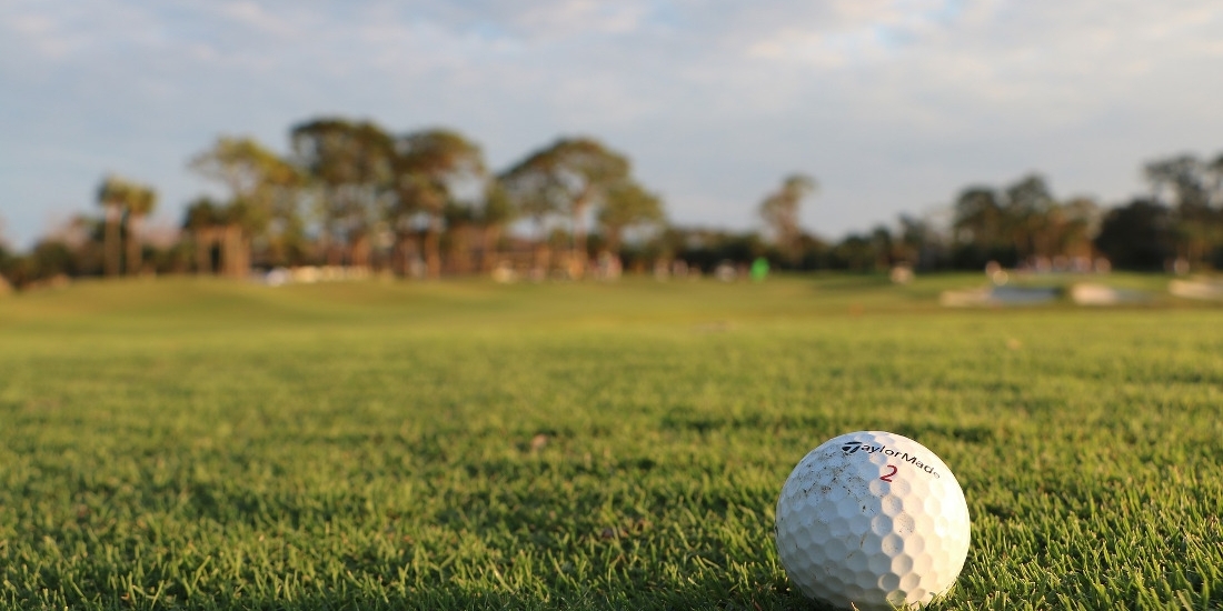 Ven a jugar al golf al campo municipal de Las Caldas